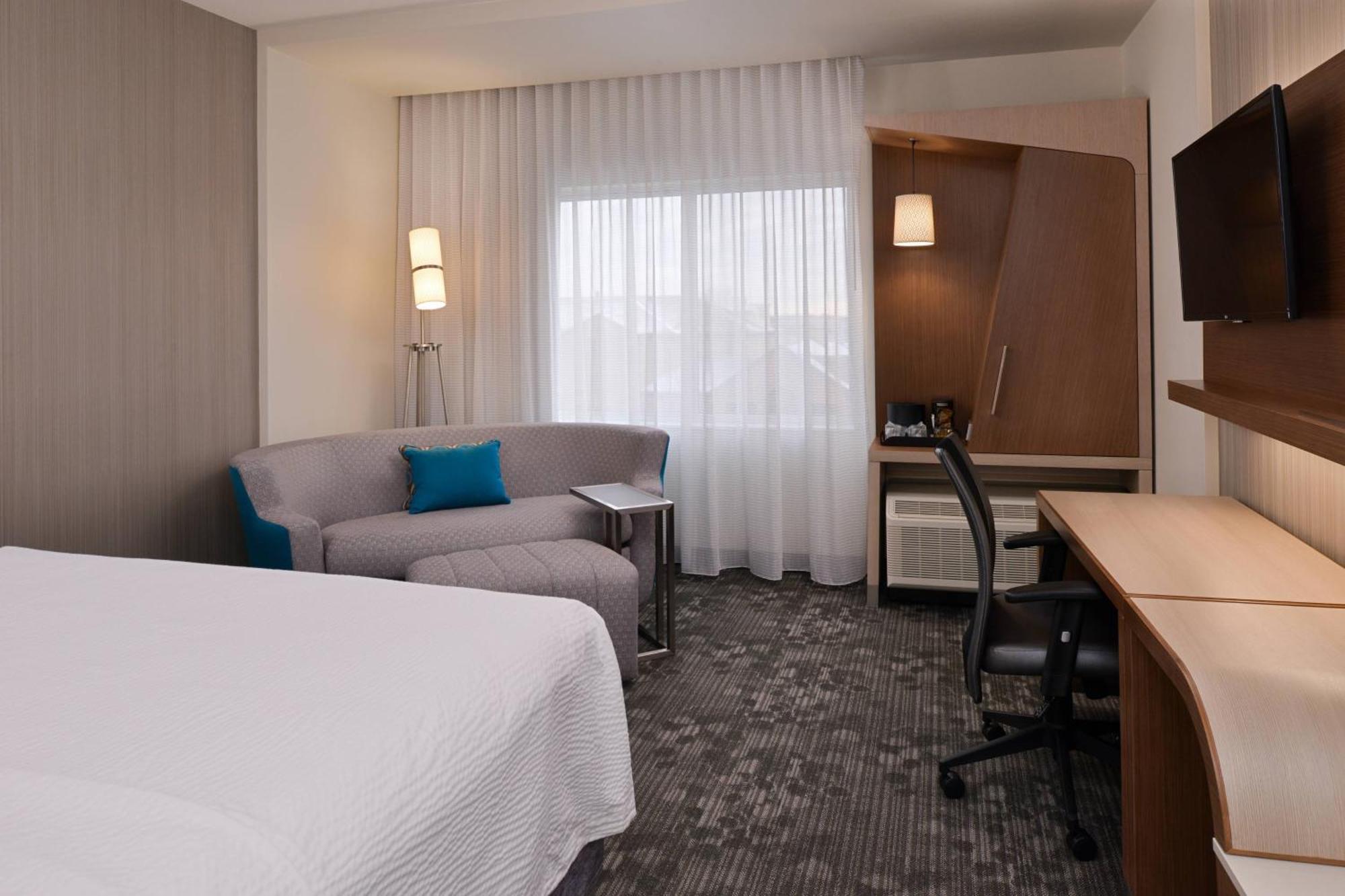Courtyard By Marriott Toledo North Hotel Exterior foto